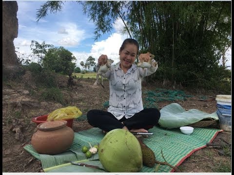 PRIMITIVE COOKING STYLE RECIPE: COOKING FROG WITH JACKFRUIT AND COCONUT SAUCE IN CLAY POT