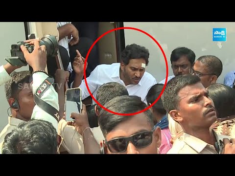 CM Jagan Interact With Public at Kesarapalli Bus Yatra | Memantha Siddham | CM Jagan Attack@SakshiTV - SAKSHITV