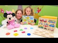 Nicoles Spielzeug-Welt. Nicole und Minnie Maus machen ein Puzzle. Kinder Video auf Deutsch