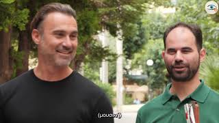 Με άλλα μάτια»: Ο Γιώργος Καπουτζίδης δείχνει τεχνικές συνοδείας τυφλών από βλέποντες - ΒΙΝΤΕΟ | ενότητες, κοινωνία | Real.gr