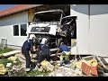 Kamion törte át egy műhely falait Pósfán -  a műszaki mentés interjúkkal