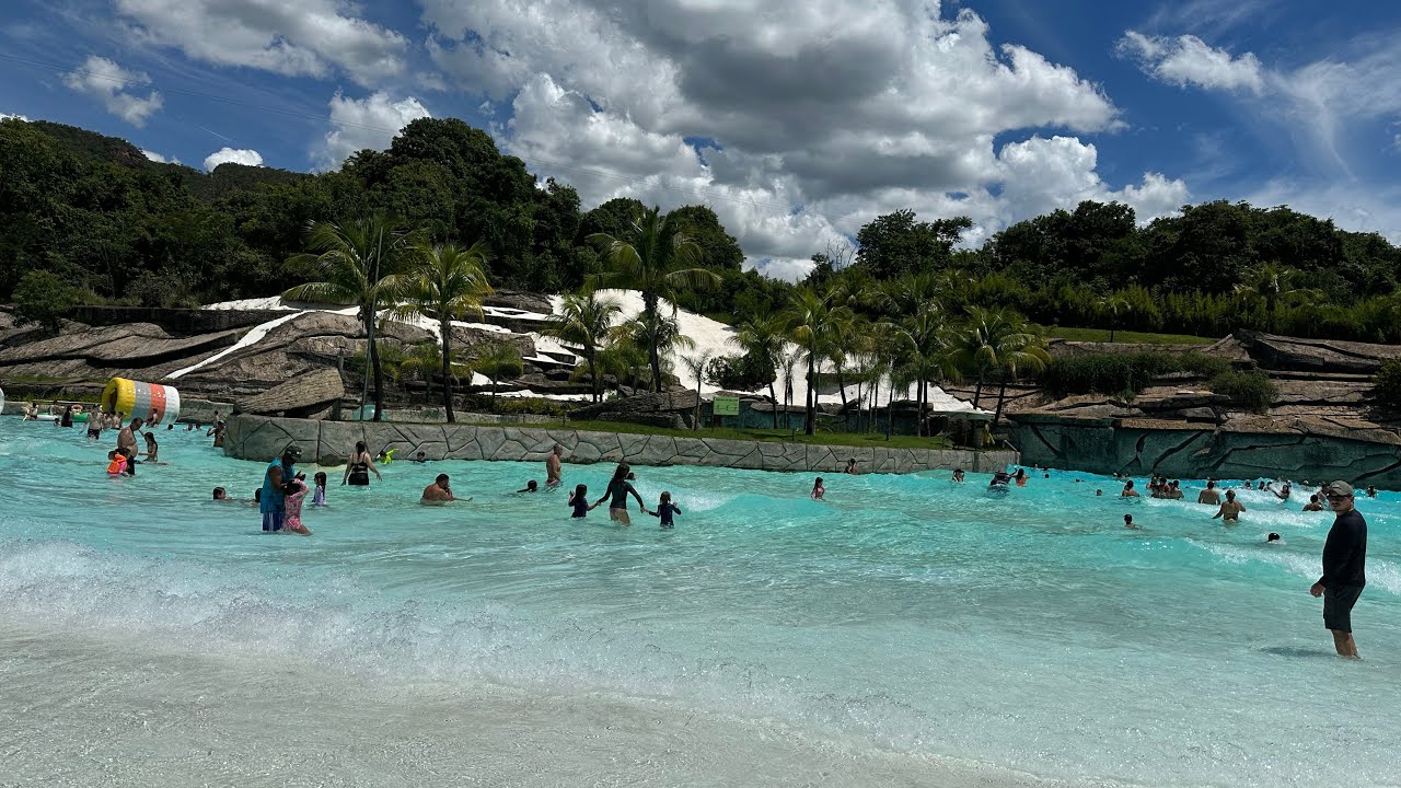 Piscina de ondas mas c força de ondas natural no Hot Park