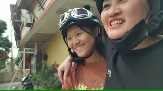 On The Weekend, Silent Sea Took Gia Linh Out To Eat Boiled Snails And Grilled Cheese Sandwiches.