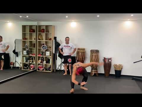 Acrobacia de Capoeira - Envergado