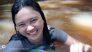 Mandi di sungai yang banyak ikan nya || Gadis Dayak