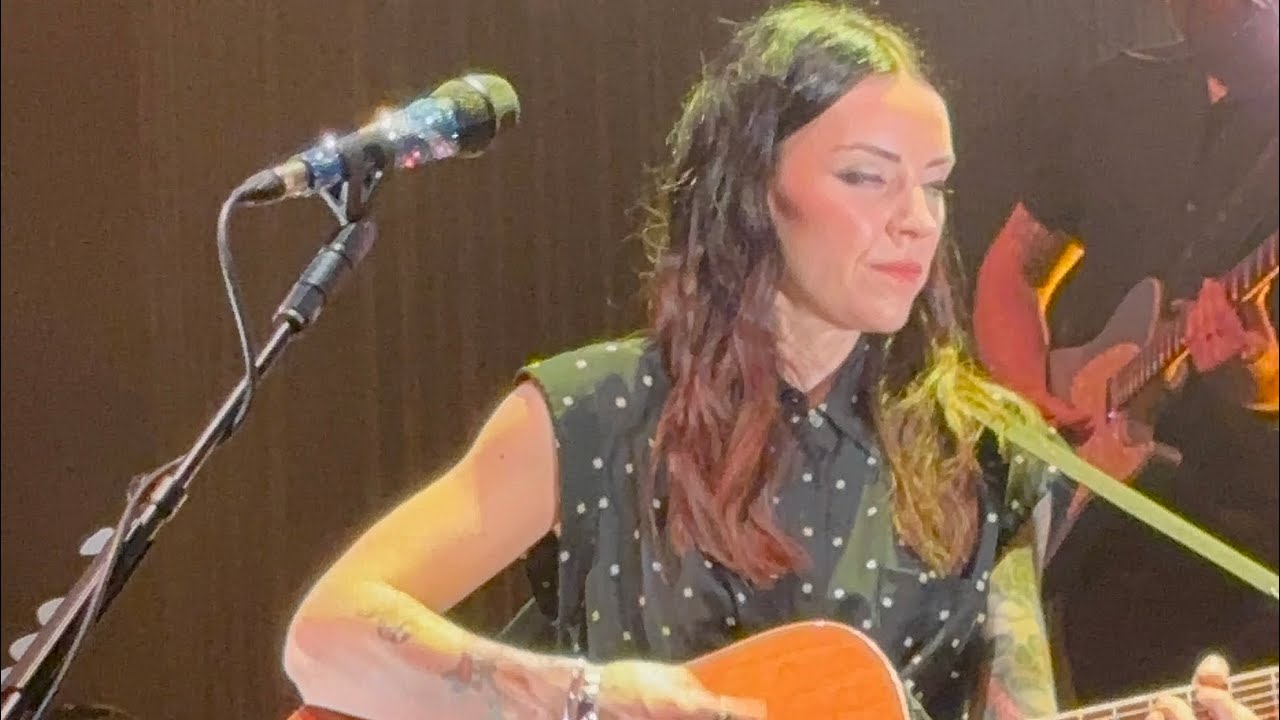 Amy Macdonald Performing This Is The Life Live In Swansea amy-macdonald-performing-this-is-the-life-live-in-swansea
