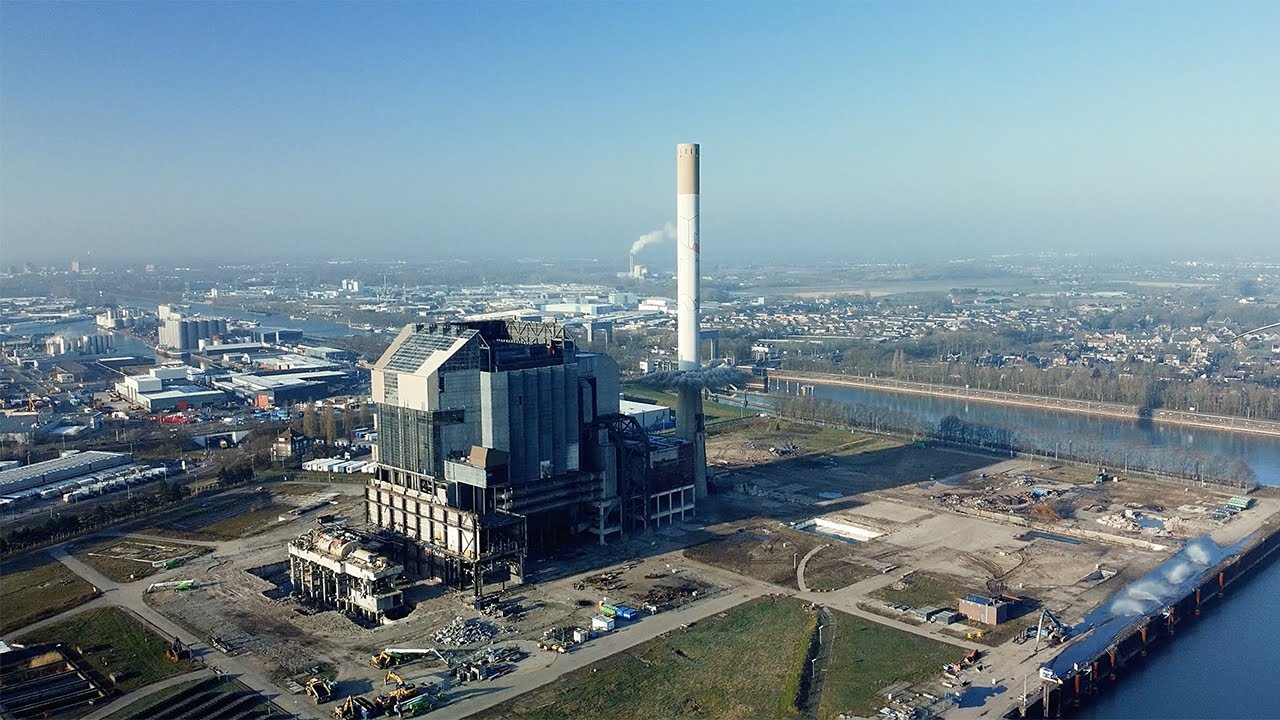 Explosie schoorsteen Electrabel sloop in Nijmegen - Drone 60 FPS