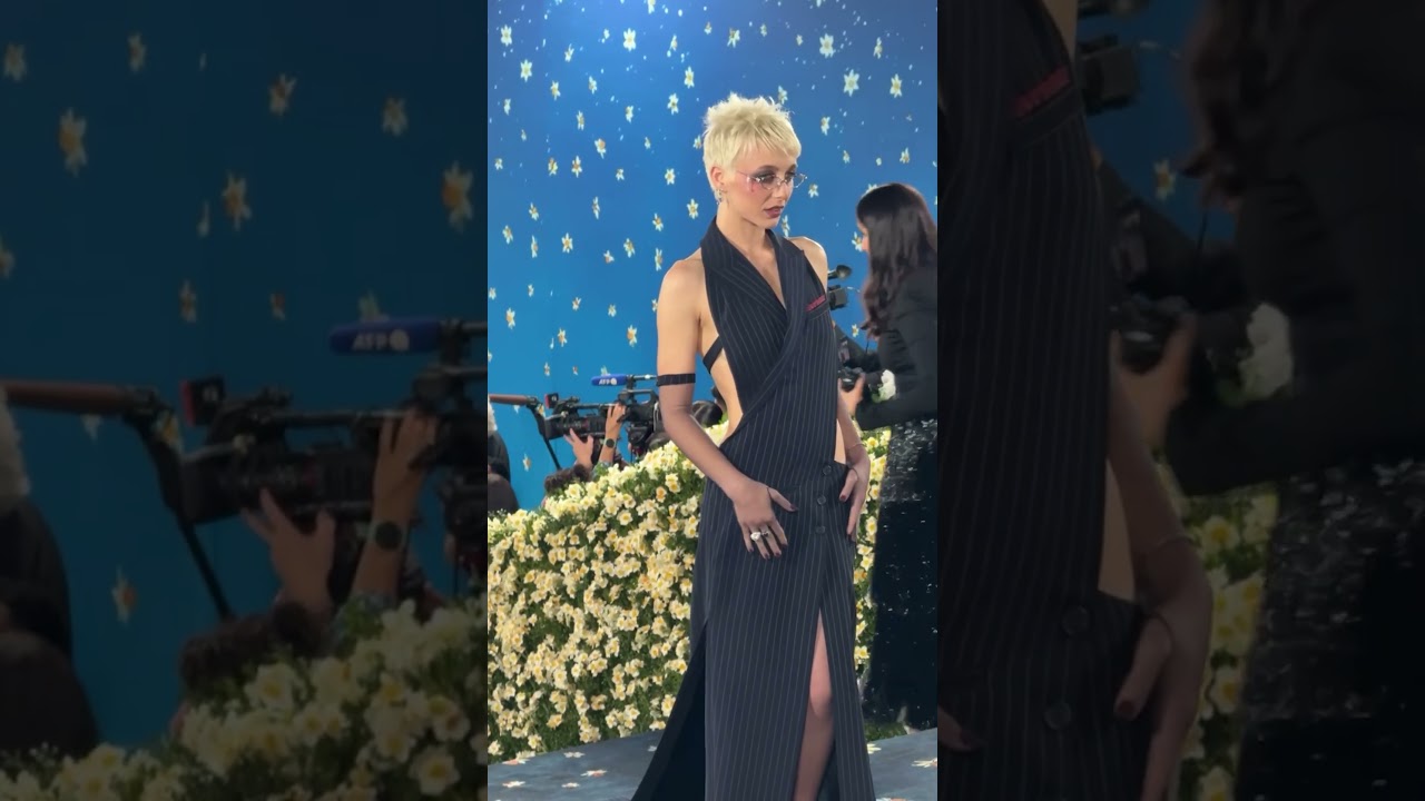 met gala backless dress @caradelevingne delivered with the back of this @ralphlauren dress and @nicolekidman stuns in red, Photos: @gettyimages #metgala #fashion #caradelevingne #nicolekidman #richpeoplewhorichright