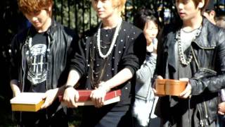 110907 SHINee in Russia @ WonKwang School - Presents for Girls