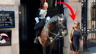 CLUELESS TOURIST IGNORED THE KING’S GUARD FOR THE SECOND TIME
