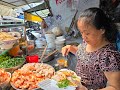 Chị Tám Ca Li gắp gỏi đu đủ tôm thịt lia lịa, cô chú Việt Kiều rất thích ăn