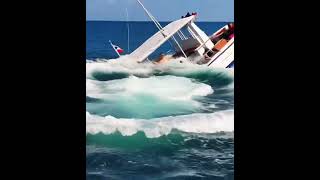 Onda Surpreende E Afunda O Barco Em Segundos