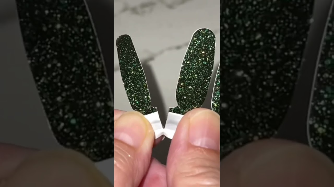 Trendy green glitter nails 🍀