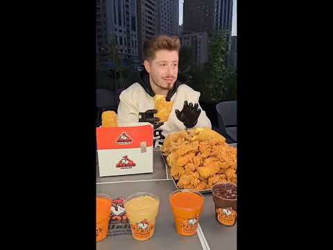 احمد سرماني عشا خفيف من شيكن ستايشن بالشارقة