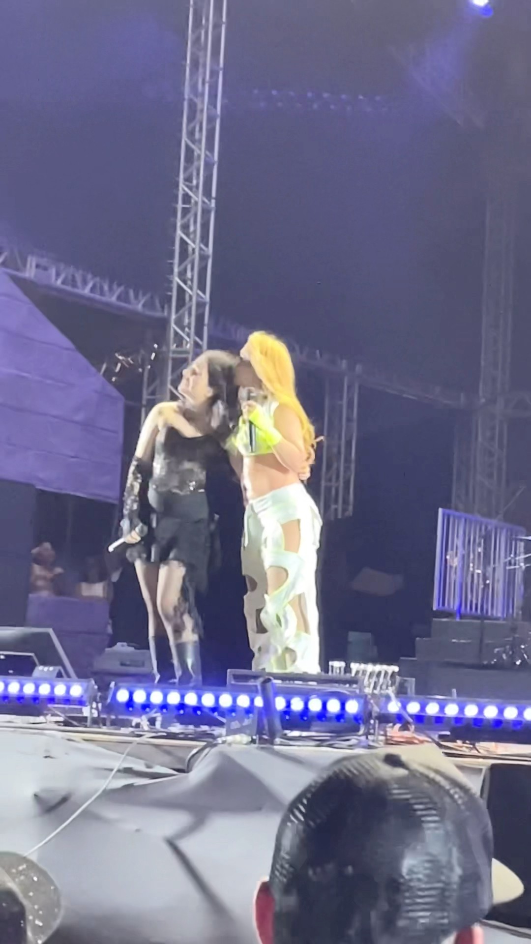 Joelma apresentando sua filha Yasmin