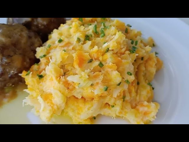 Premium Photo  Dutch hutspot - dish of boiled and mashed potatoes, carrots  and onions. traditional dutch cuisine.