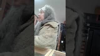 картинка: Бабка в оружейном магазине.
