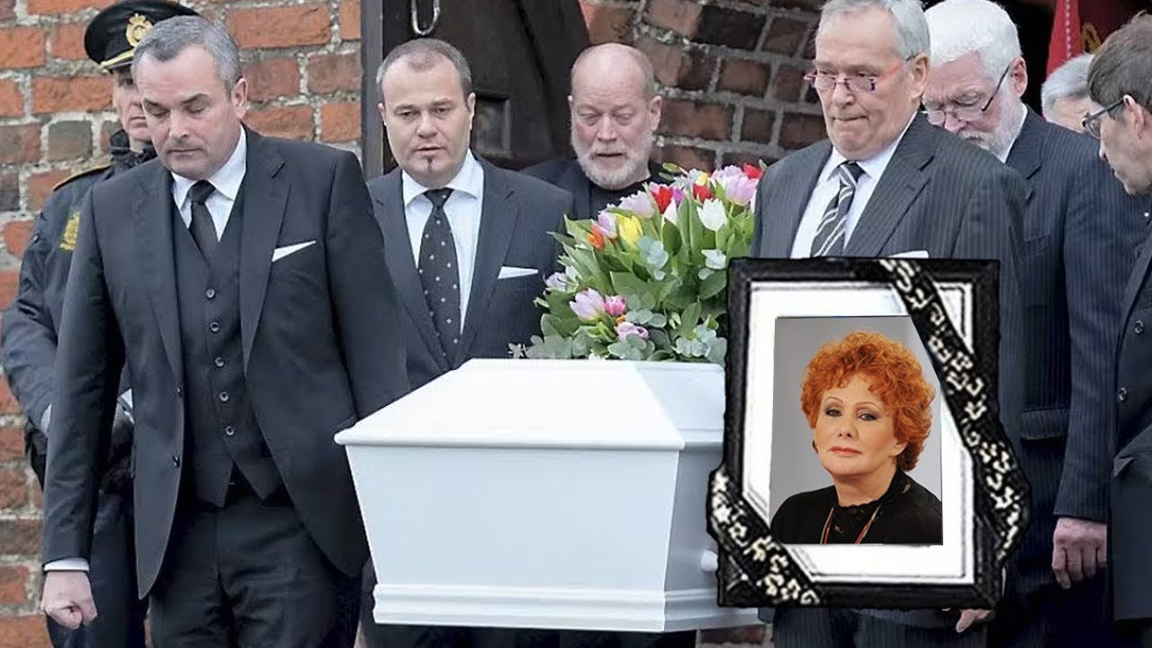 Gli ultimi istanti di Maria Rita Parsi: familiari e amici le danno un doloroso addio.