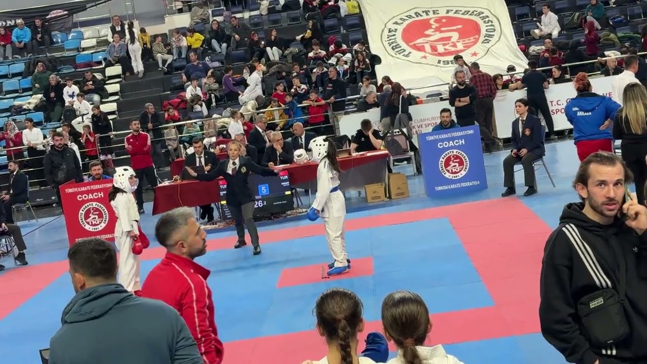 Melek Eda Şimşek (kırmızı) kumite 3. Tur Türkiye Yıldızlar Ligi Final Etabı Sakarya 