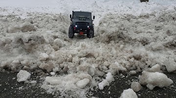 Axial scx10ii UMG 6x6 Loving The Snow.