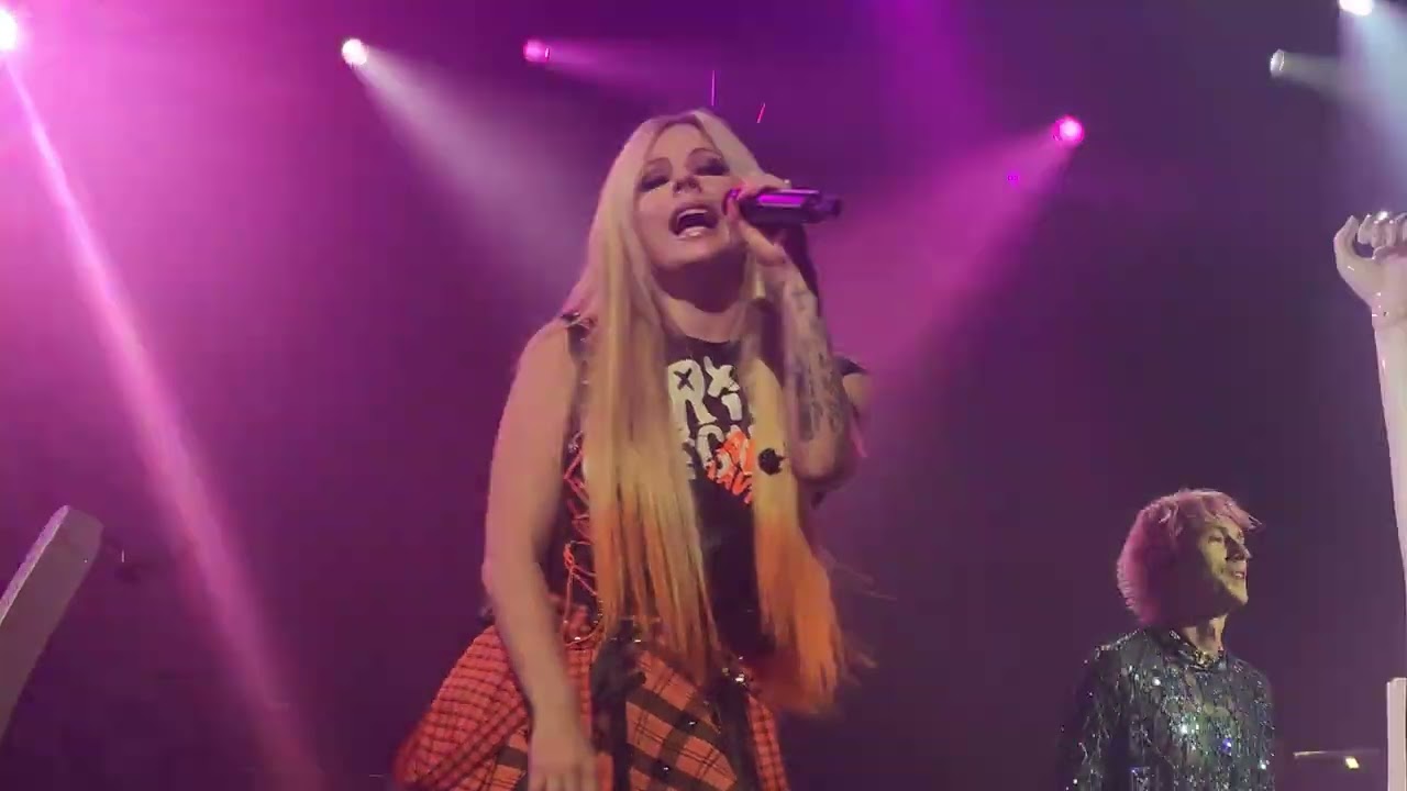 Avril Lavigne ft. Machine Gun Kelly - Bois Lie (Live in Birmingham, AL 06.18.22)