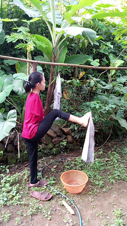 aku lgi jemur baju walo cuaca mendung nyucinya harus sedikit biar kering walo capek tetap semangat