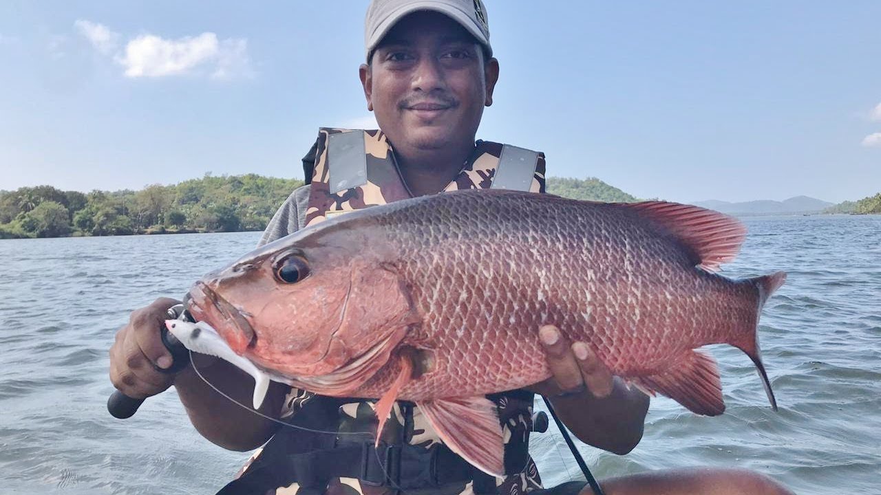 Fishing with an INTEX MARINER 4 and SUZUKI 2.5 hp outboard motor in ripping current under BRIDGES