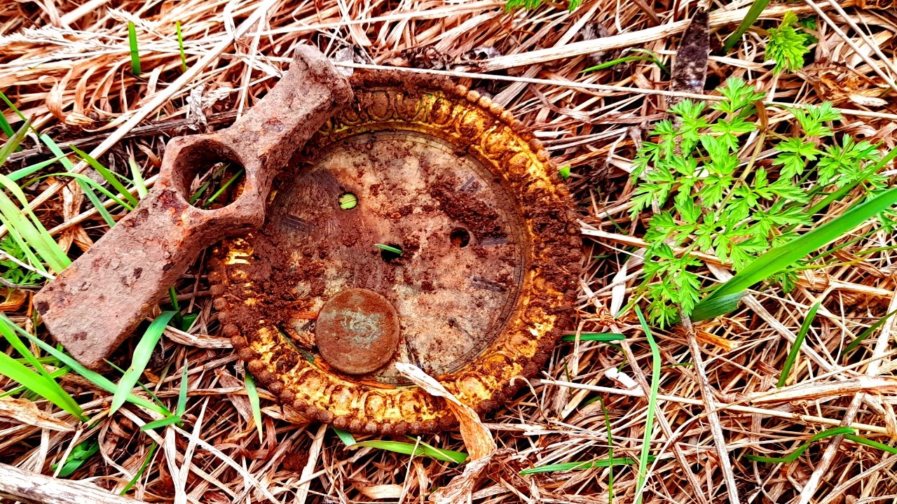 Железо в земле делает это невидимым... Тут был дом! #metaldetecting  #шурф #поиск