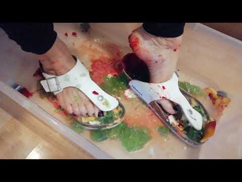 Fetisch, Foodcrushing with Birkenstock Ramses