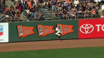 SD@SF: Hernandez makes a leaping catch in left