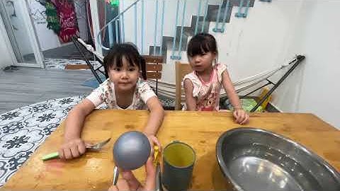 Tiếng Anh Giao Tiếp Phan Thiết: Sophie and Clara practice talking about Float and Sink