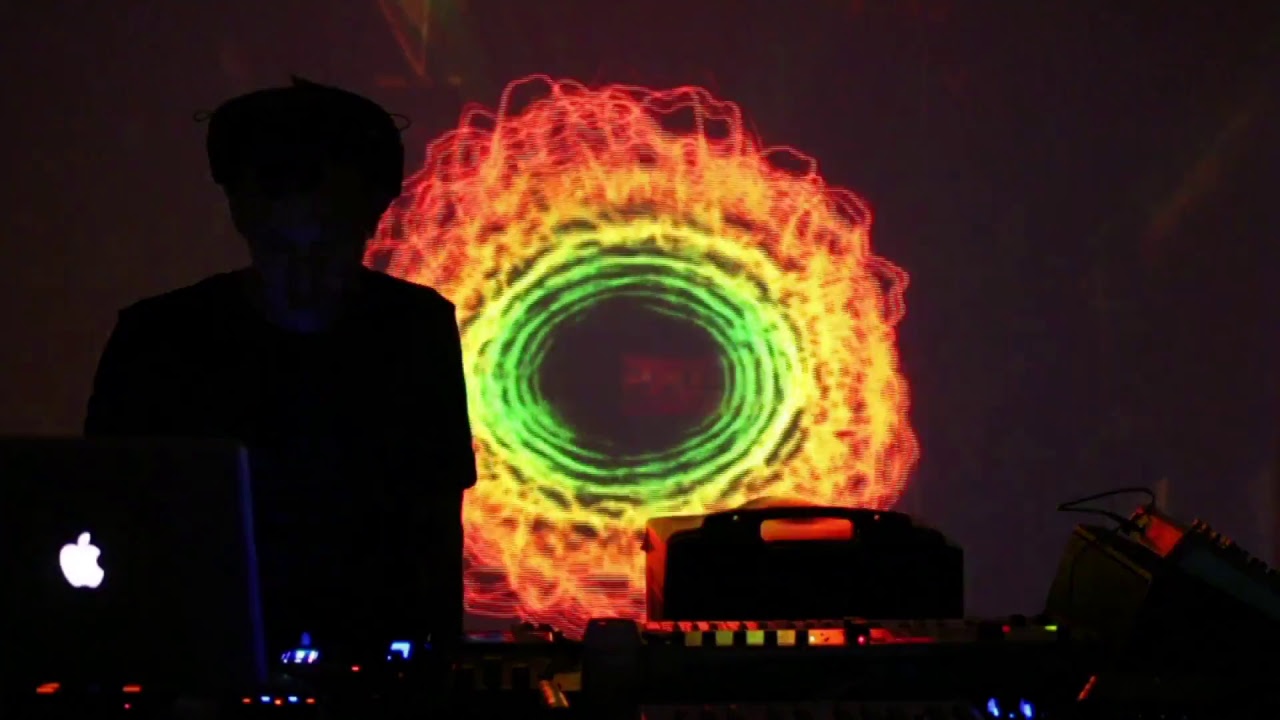 outrun / synthwave dj set and live visuals 