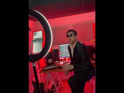 Смотреть клип Twin Atlantic - Get Famous