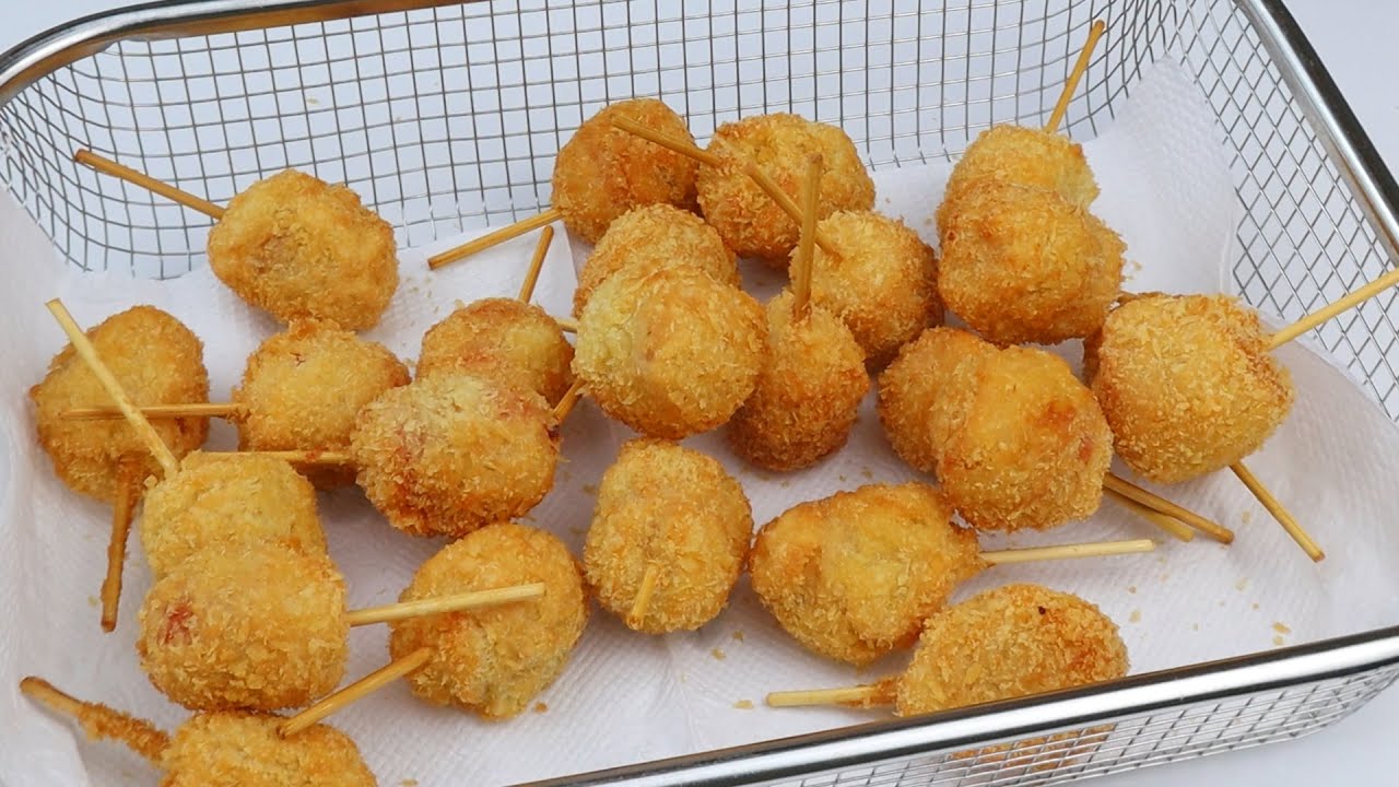 Только из сосисок и муки можно сделать вкусный леденец на палочке.