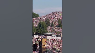 Fans watch Taylor Swift