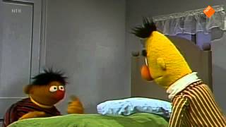 Bert & Ernie - Samen Het Bed Opmaken