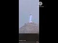 صحن طائر يرفع احد الاشخاص 