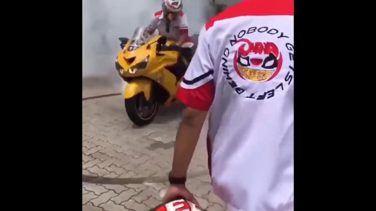 road trippin 26oct2018 singapore kawasaki zzr14 fbh8344p doing burnout at hdb service road