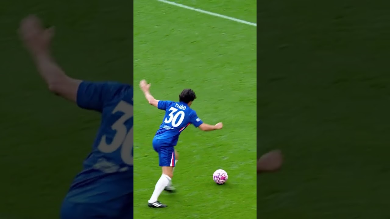 Eden Hazard body movement against Liverpool legends