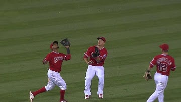 SEA@LAA: Aybar makes catch despite near-collision