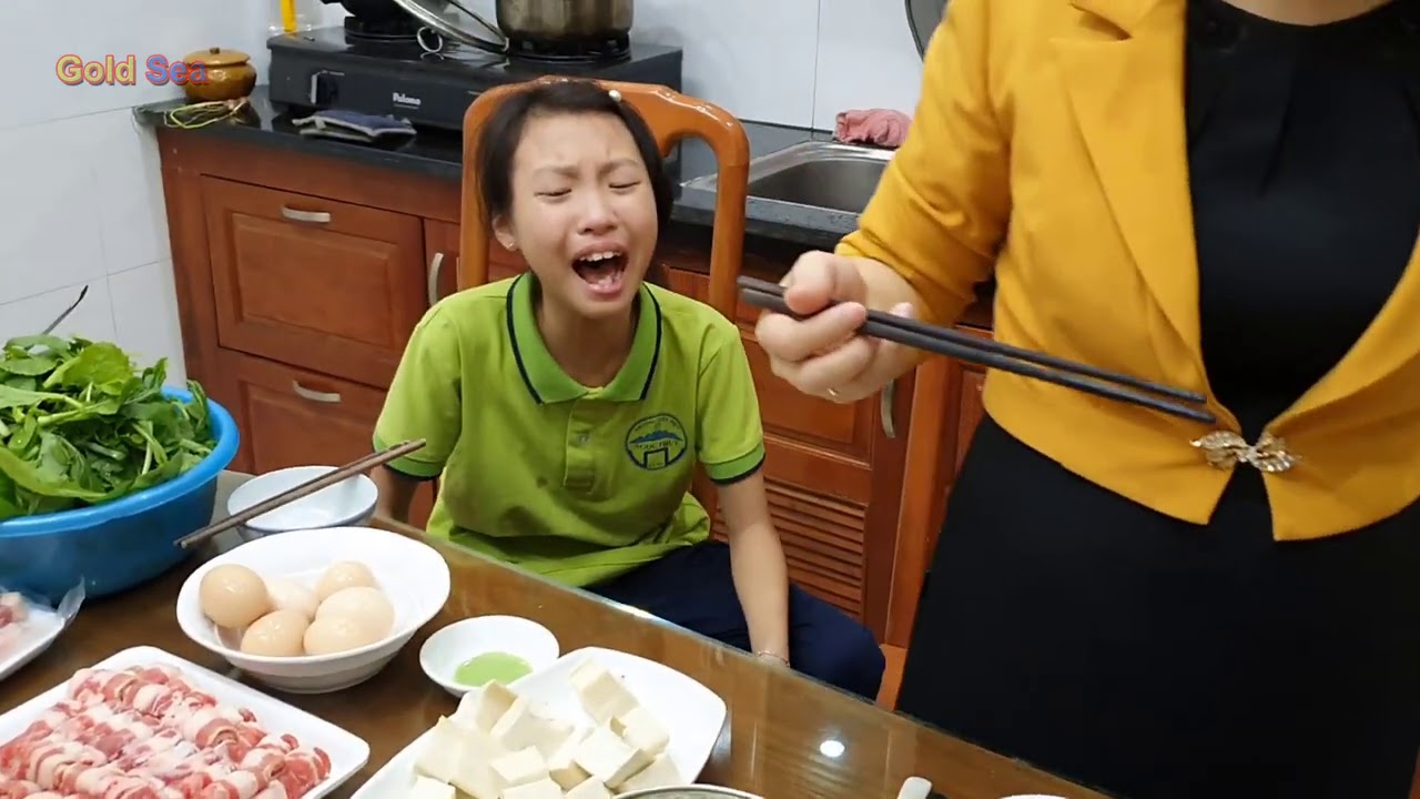Blue sea Gào Khóc Khi Xuống Nhà Thấy Con Cua Của Mình Bị Làm Thịt Cho Vào Nồi Lẩu