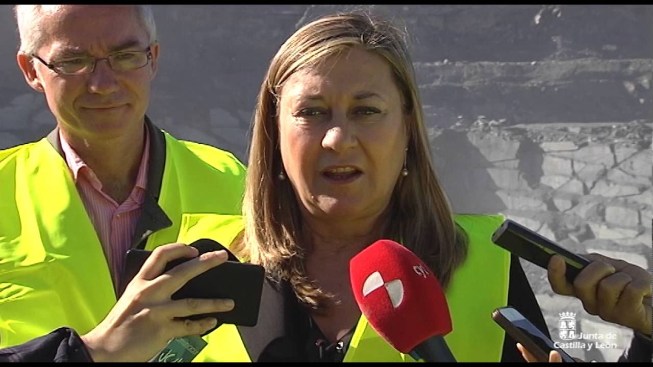 Pilar del Olmo visita la cantera de pizarra más grande del mundo en San Pedro de Trones, León.