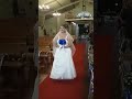 Novia sorprende cantando Aleluya hacia el altar...