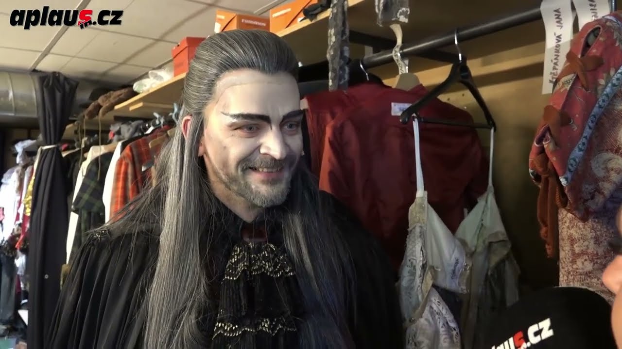 Zaseklý upír? Muzikálová hvězda Dušan Vitázek zapomněl text a jen házel kamínky do vody!