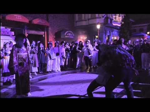 2023 10 26 USJ 人形ゾンビに襲われる美女 【日本人形ゾンビ参加】