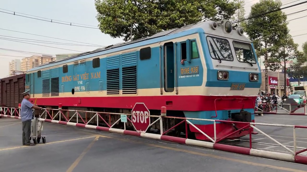 (55) D19E-936 kéo tàu SE7 qua chắn Võ Thị Sáu trong đầu năm 2026 (