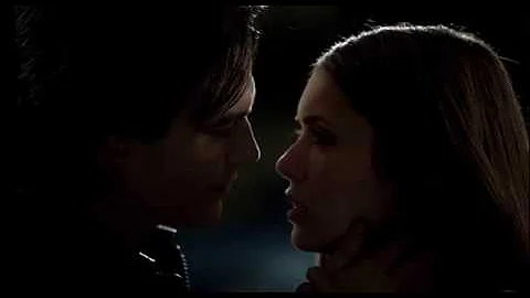 ¿En qué episodio se besa por primera vez Damon y Elena?