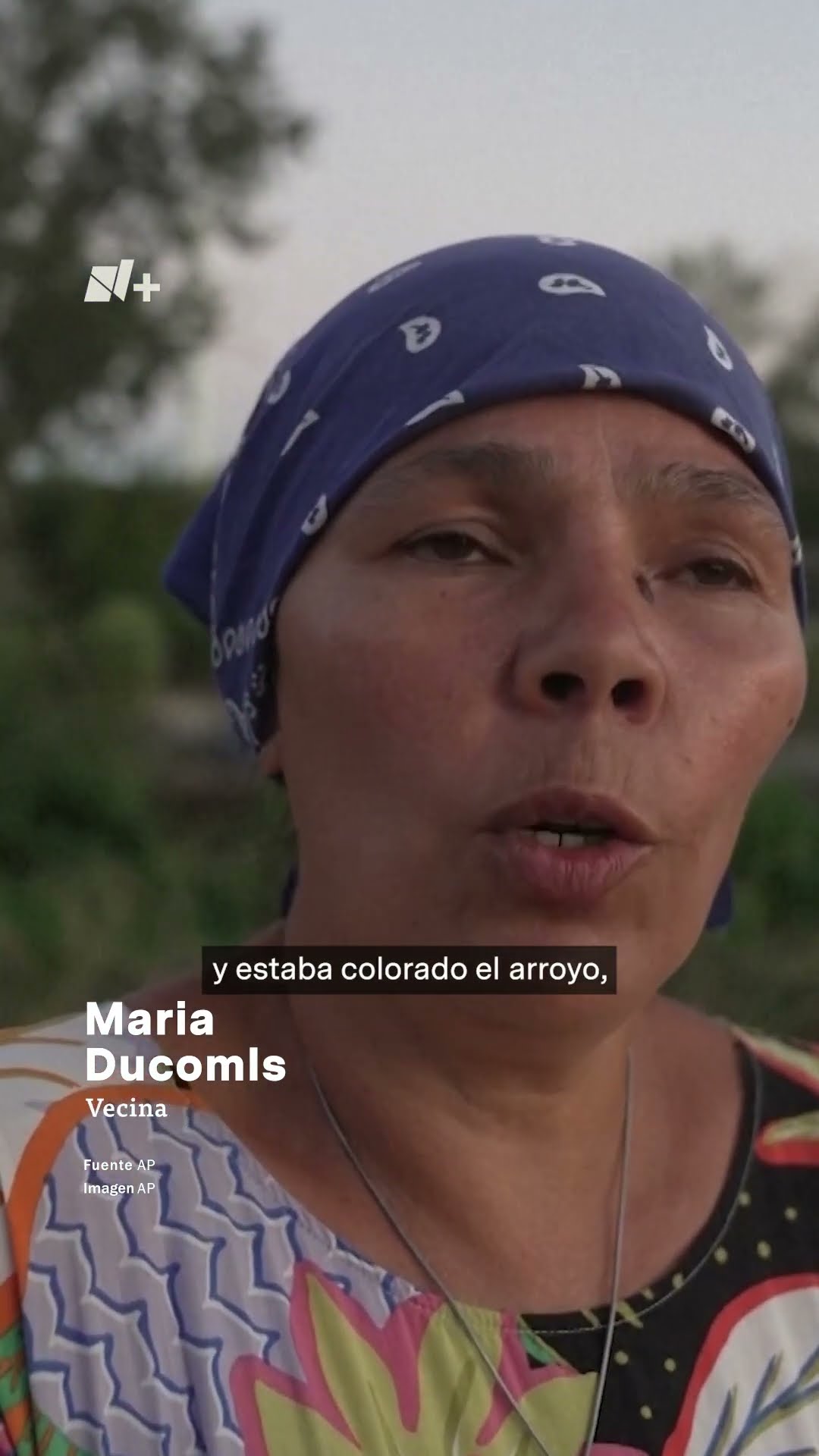 Arroyo argentino se tiñe de rojo y preocupa a los vecinos - N+ #Shorts