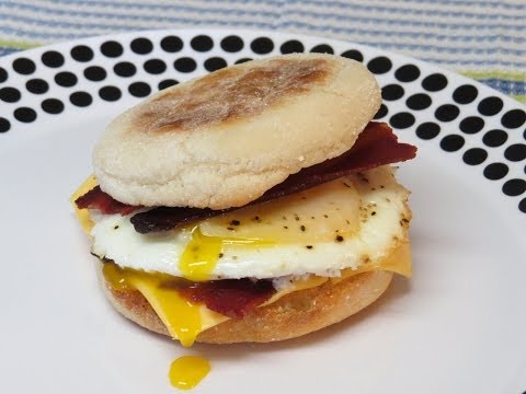 Video: Hvordan Bake Egg Og Bacon I Brødkurver