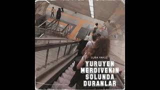 yürüyen merdivenin solunda duranlar